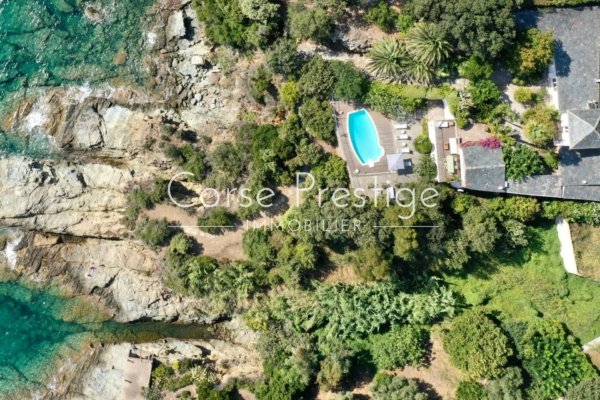 Villa pieds dans l