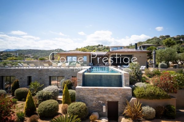 VILLA CONTEMPORAINE À VENDRE PLAGE DE PINARELLO - PORTO VECCHIO - REF P66