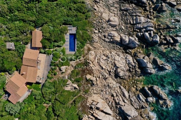 Villa pieds dans l